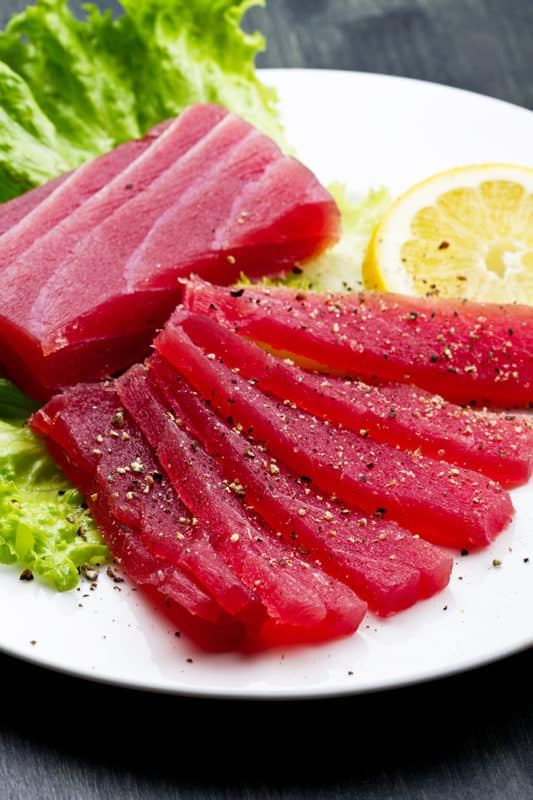 Sashimi de atún rojo crudo