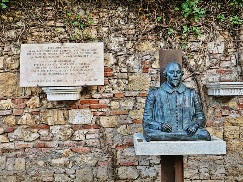 Estatua de William Shakespeare en Verona, Italia