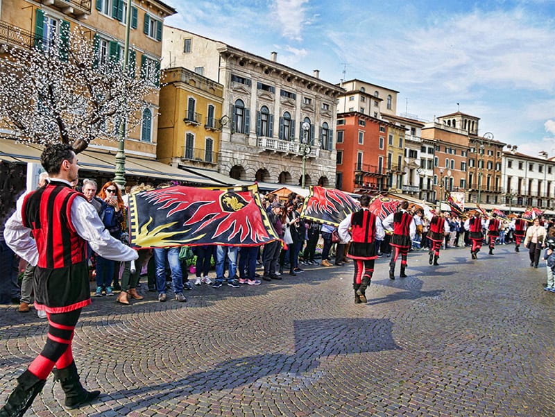 Procesión en la ciudad medieval de Verona, Italia
