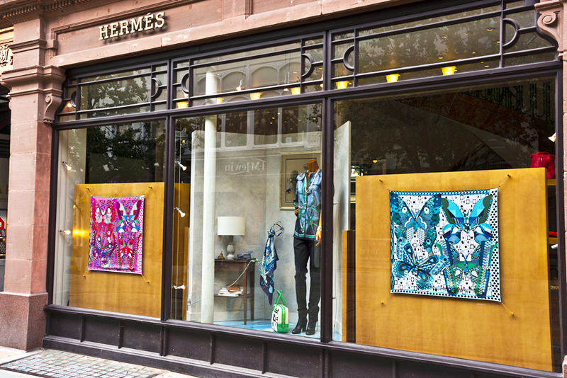 Un escaparate de pañuelos de seda en Hermes - Hermes es una de las marcas francesas más caras