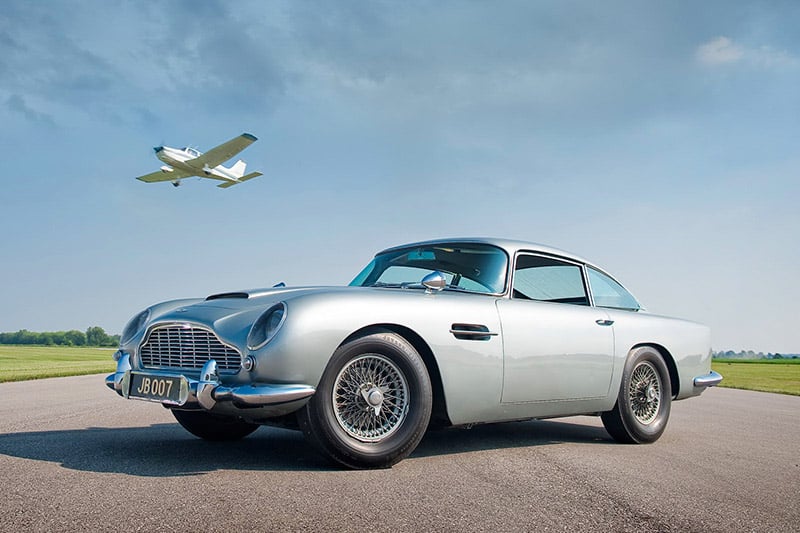 El Aston Martin Goldfinger DB5 es la continuación del coche original de James Bond. Incluye muchos artilugios divertidos de los que James Bond estaría orgulloso