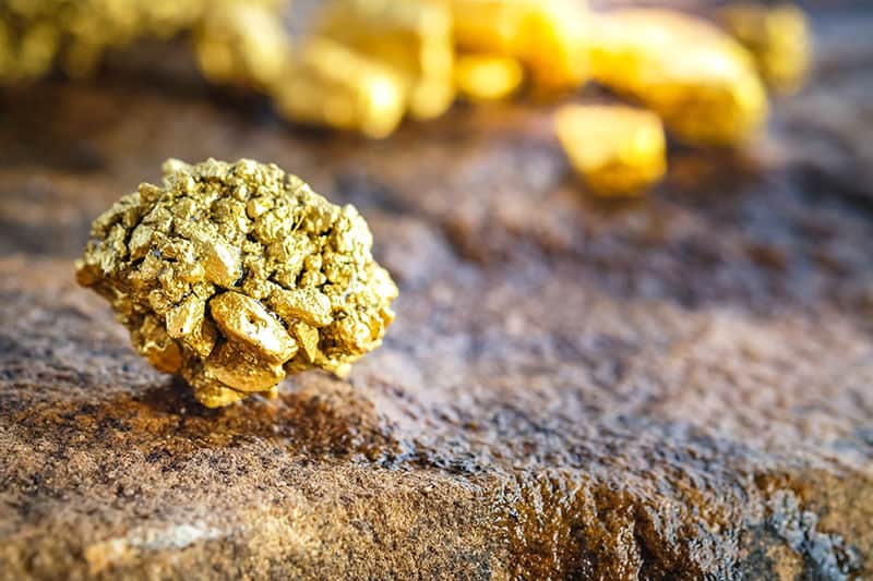 Mineral de oro puro encontrado en una mina