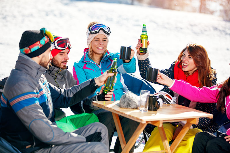 Qué es el apres ski - Amigos animándose con una cerveza tras una jornada de esquí