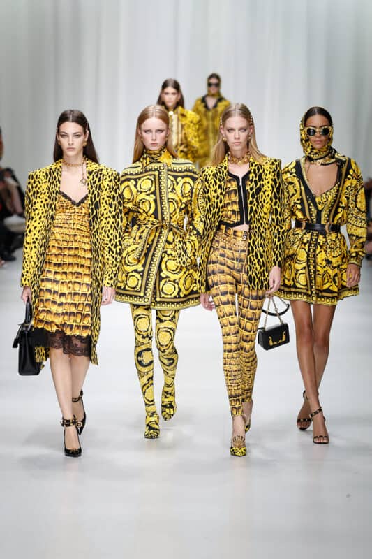 Modelos desfilan por la pasarela en el desfile de Versace durante la Semana de la Moda de Milán - las marcas de ropa más caras del mundo
