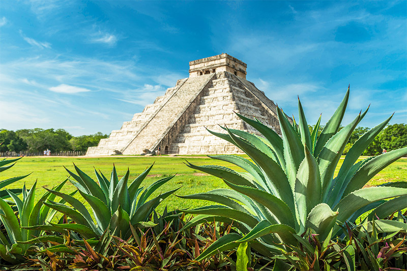 La antigua pirámide de Kukulcán en Chichén Itzá, México