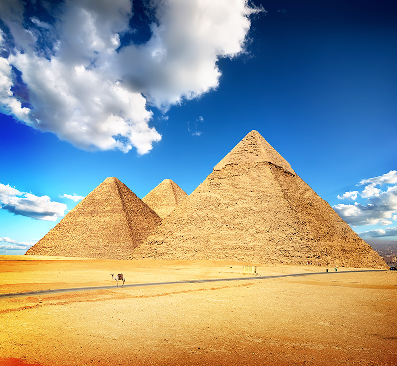 Las Pirámides de Guiza de día en el desierto