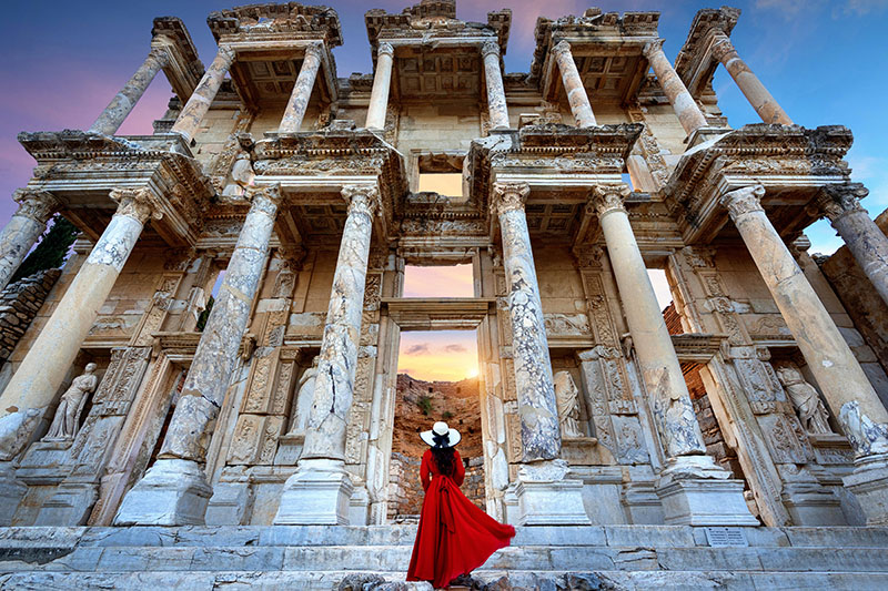 Biblioteca de Celso en la antigua ciudad de Éfeso en Esmirna, Turquía