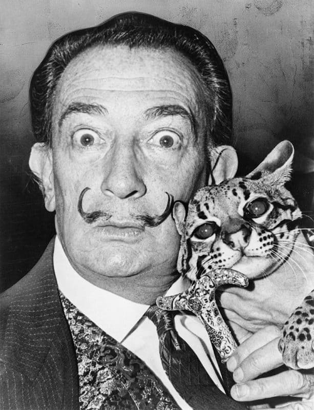 Salvador Dalí con su ocelote de mascota