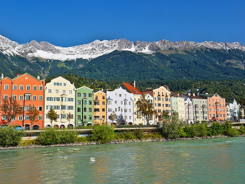 Casas de colores junto al río Inn, Innsbruck, Austria