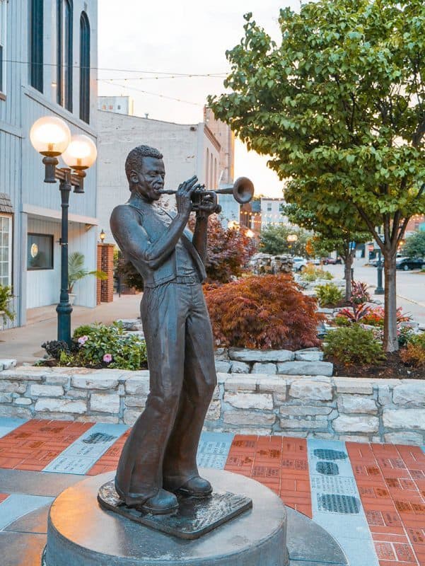 Estatua de Miles Davis, Alton, Illinois