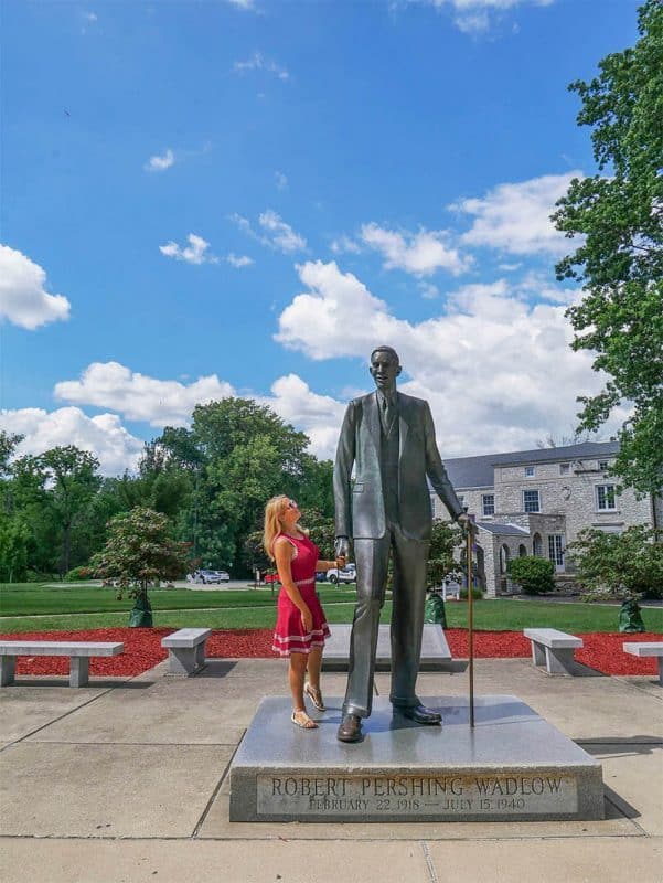 La estatua del hombre más alto del mundo en Alton, Illinois, EE.UU