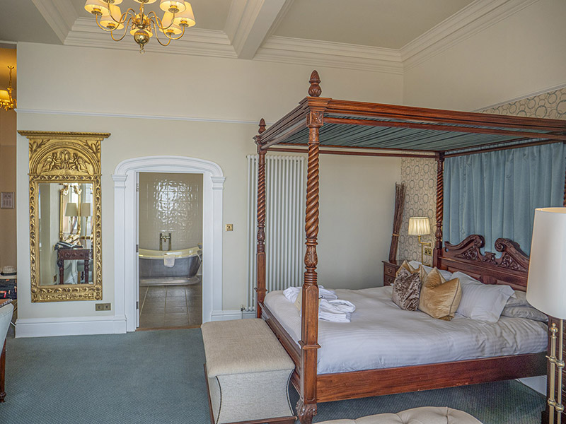 Fistral View dormitorio con cama con dosel y bañera de hidromasaje